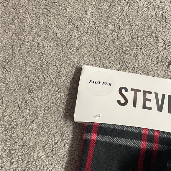 Steve Madden Black and Red Checkered Scarf with Beanie NWT - Picture 4 of 6